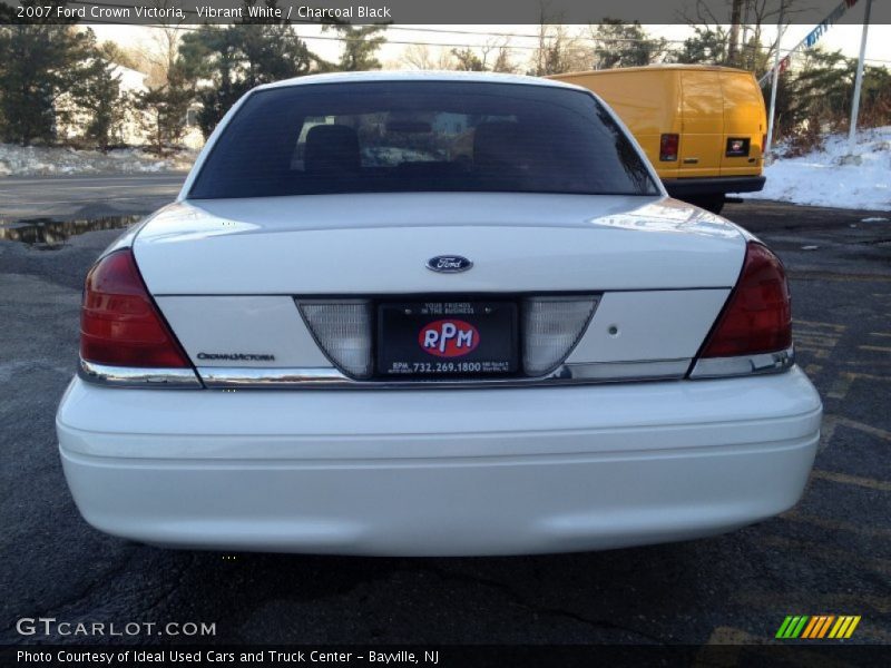 Vibrant White / Charcoal Black 2007 Ford Crown Victoria