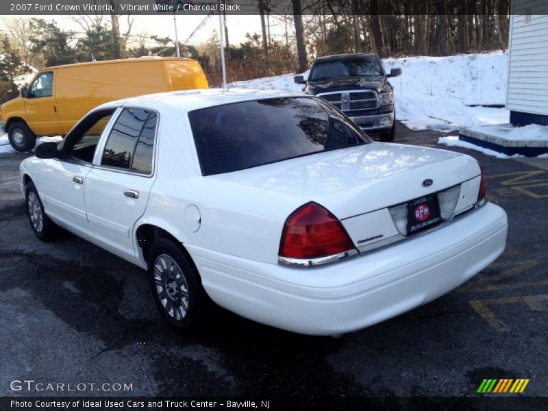 Vibrant White / Charcoal Black 2007 Ford Crown Victoria
