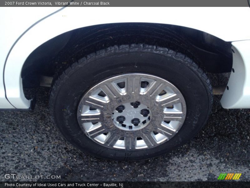 Vibrant White / Charcoal Black 2007 Ford Crown Victoria