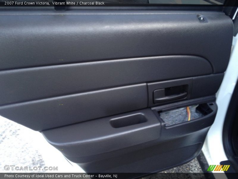 Vibrant White / Charcoal Black 2007 Ford Crown Victoria