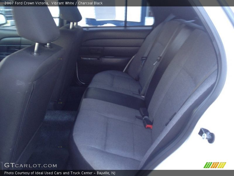Vibrant White / Charcoal Black 2007 Ford Crown Victoria