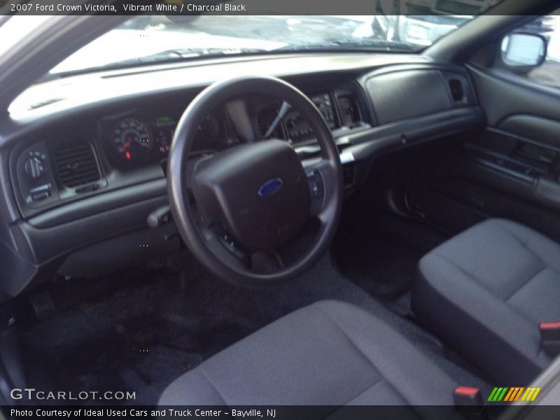 Vibrant White / Charcoal Black 2007 Ford Crown Victoria