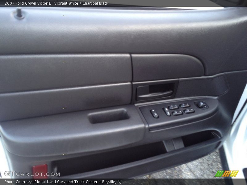 Vibrant White / Charcoal Black 2007 Ford Crown Victoria