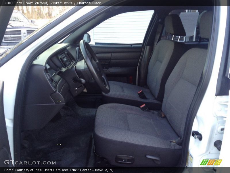 Vibrant White / Charcoal Black 2007 Ford Crown Victoria