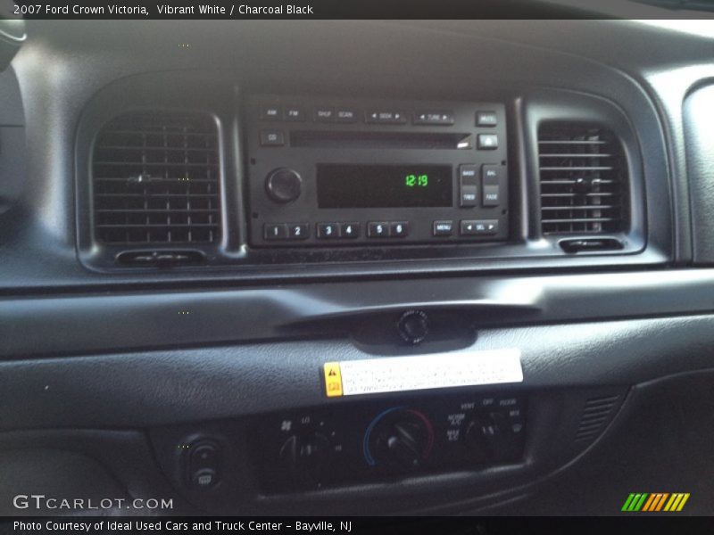 Vibrant White / Charcoal Black 2007 Ford Crown Victoria