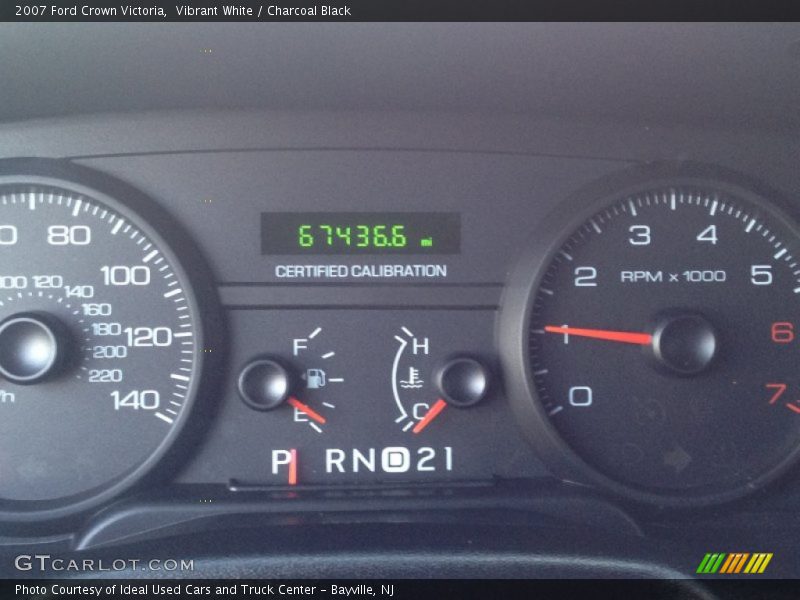 Vibrant White / Charcoal Black 2007 Ford Crown Victoria