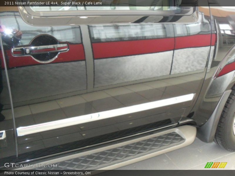 Super Black / Cafe Latte 2011 Nissan Pathfinder LE 4x4