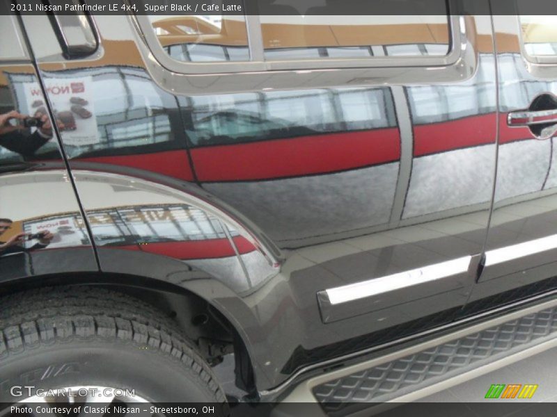 Super Black / Cafe Latte 2011 Nissan Pathfinder LE 4x4