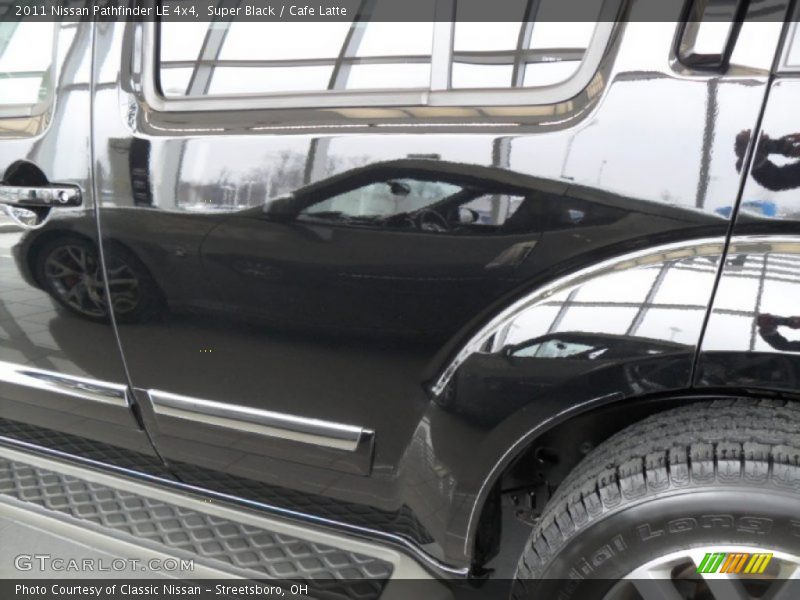Super Black / Cafe Latte 2011 Nissan Pathfinder LE 4x4