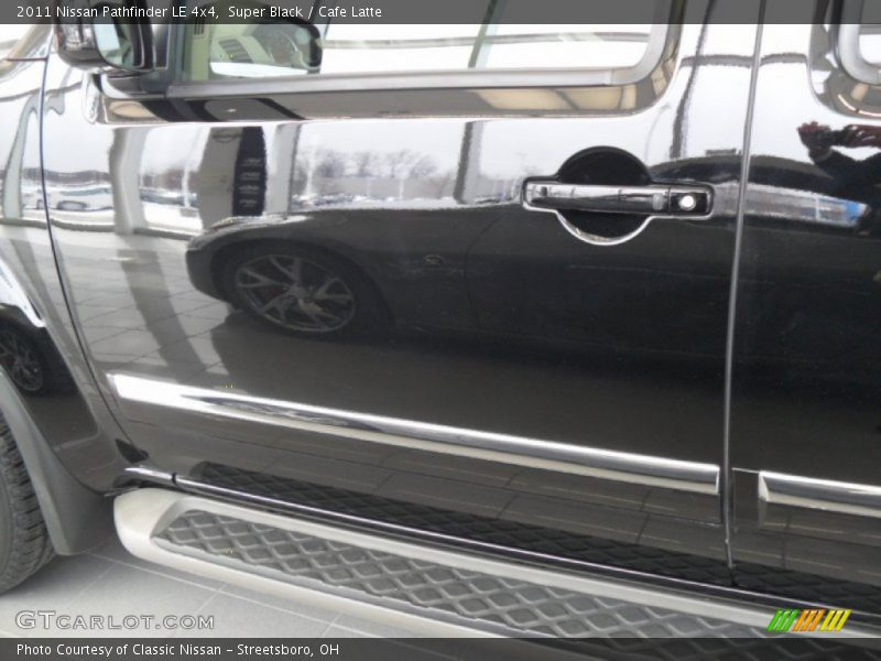 Super Black / Cafe Latte 2011 Nissan Pathfinder LE 4x4