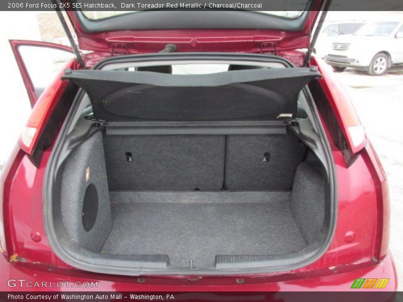  2006 Focus ZX5 SES Hatchback Trunk