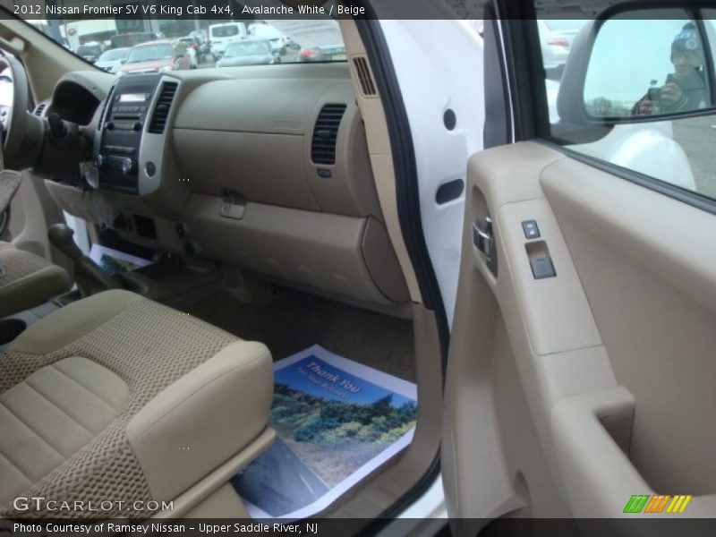 Avalanche White / Beige 2012 Nissan Frontier SV V6 King Cab 4x4