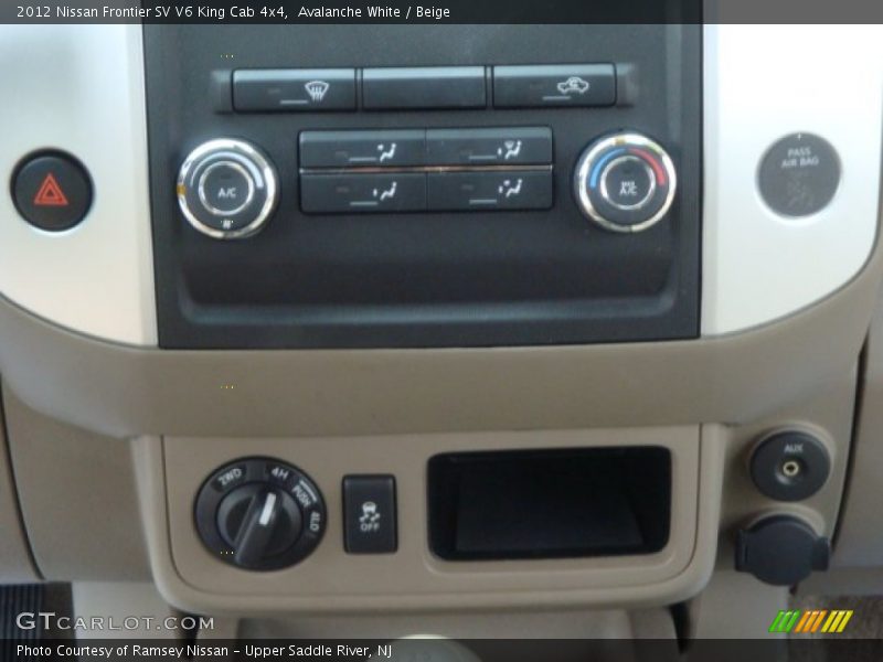 Avalanche White / Beige 2012 Nissan Frontier SV V6 King Cab 4x4