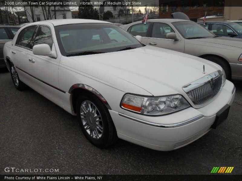 Front 3/4 View of 2008 Town Car Signature Limited