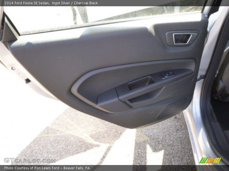 Ingot Silver / Charcoal Black 2014 Ford Fiesta SE Sedan
