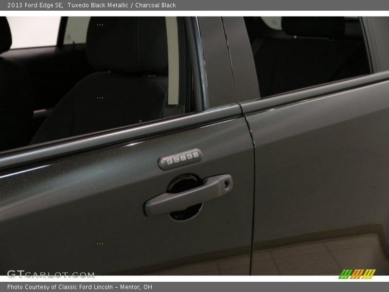 Tuxedo Black Metallic / Charcoal Black 2013 Ford Edge SE