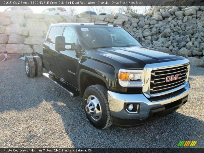 Front 3/4 View of 2015 Sierra 3500HD SLE Crew Cab 4x4 Dual Rear Wheel Chassis