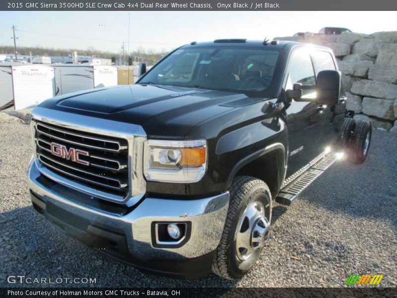 Front 3/4 View of 2015 Sierra 3500HD SLE Crew Cab 4x4 Dual Rear Wheel Chassis