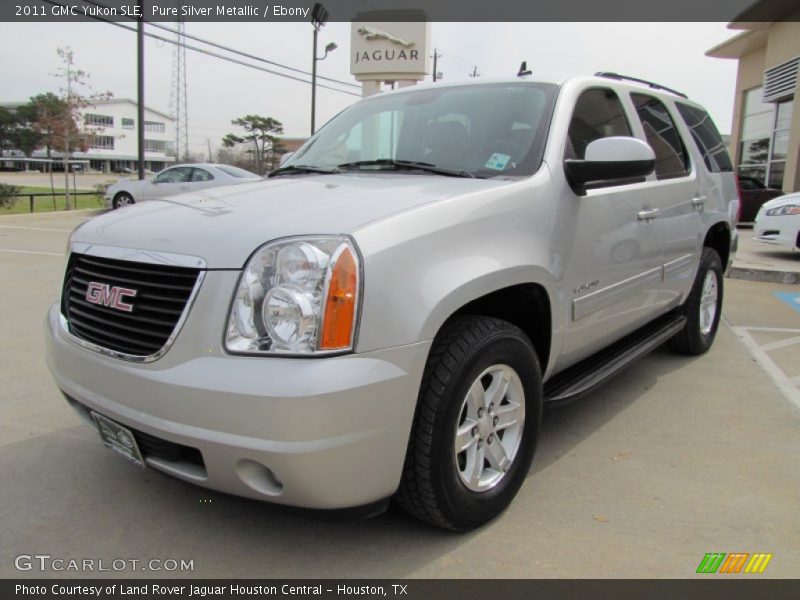 Front 3/4 View of 2011 Yukon SLE