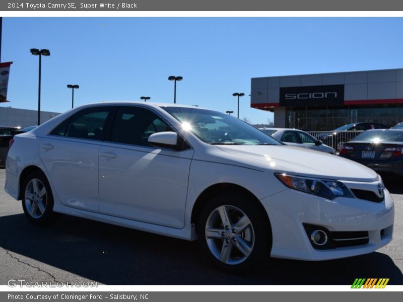 Super White / Black 2014 Toyota Camry SE