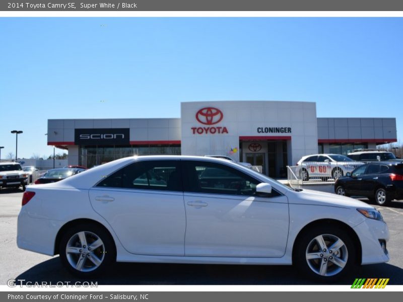 Super White / Black 2014 Toyota Camry SE