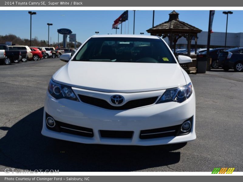 Super White / Black 2014 Toyota Camry SE
