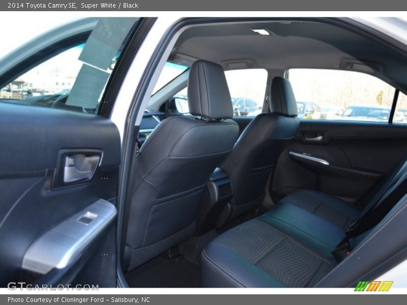 Super White / Black 2014 Toyota Camry SE