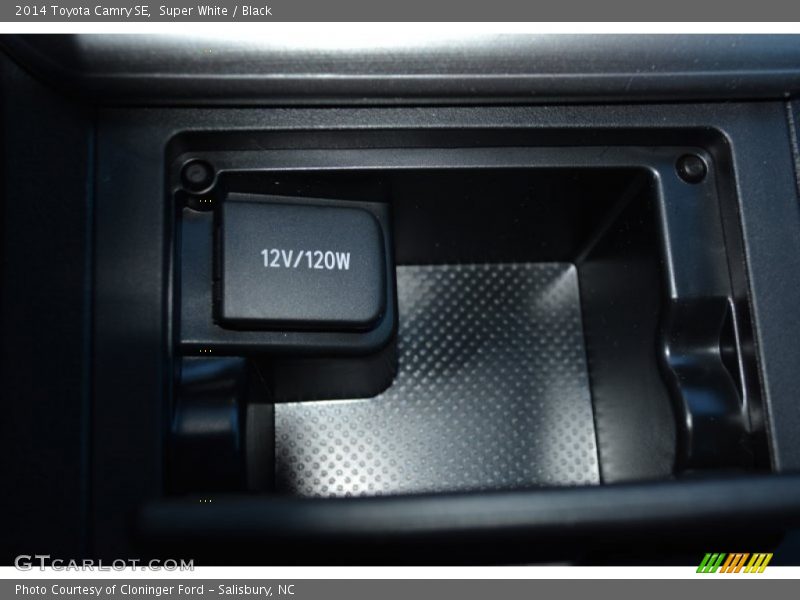 Super White / Black 2014 Toyota Camry SE