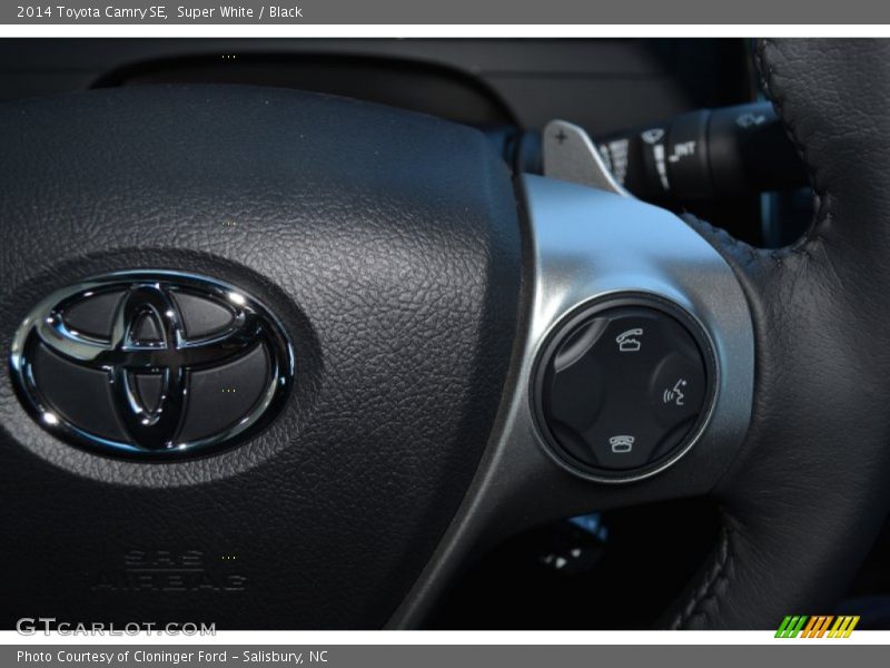 Super White / Black 2014 Toyota Camry SE