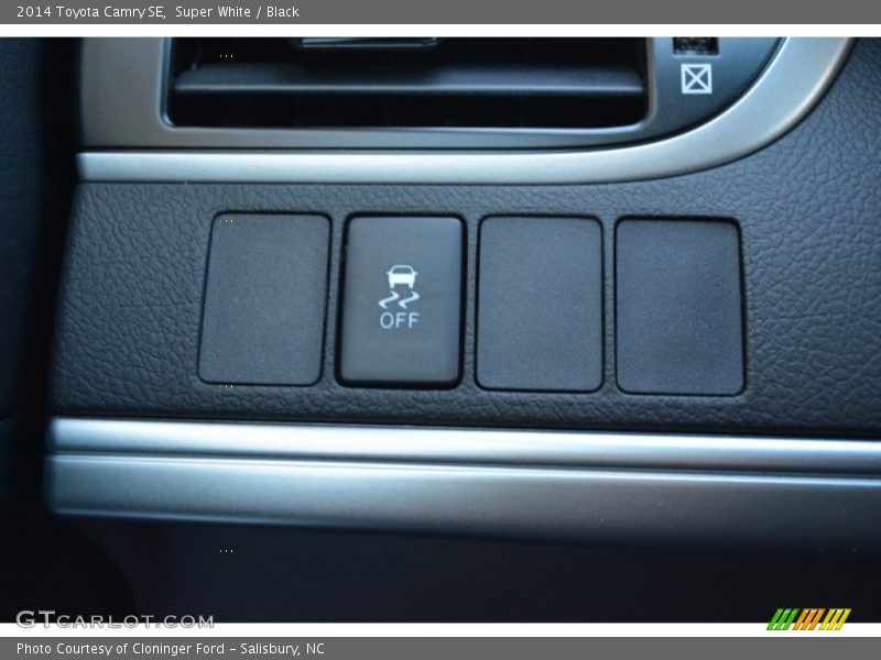 Super White / Black 2014 Toyota Camry SE