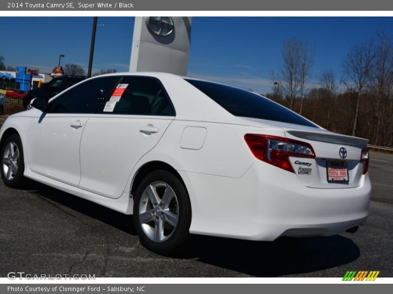 Super White / Black 2014 Toyota Camry SE