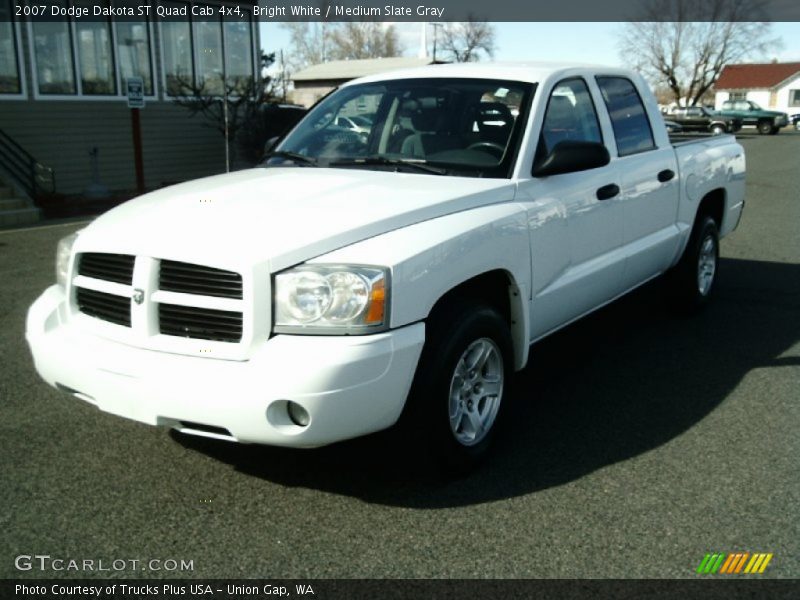 Front 3/4 View of 2007 Dakota ST Quad Cab 4x4