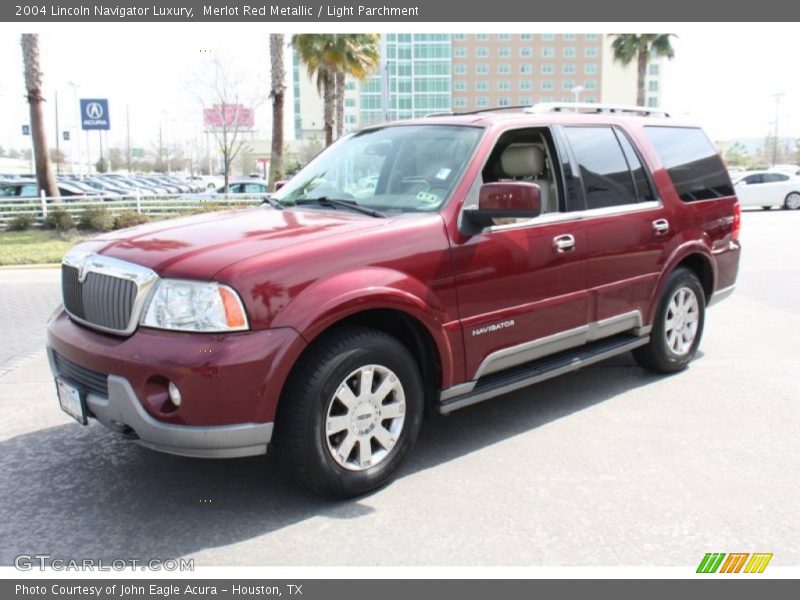 Front 3/4 View of 2004 Navigator Luxury