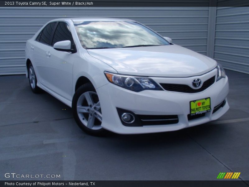 Super White / Black/Ash 2013 Toyota Camry SE