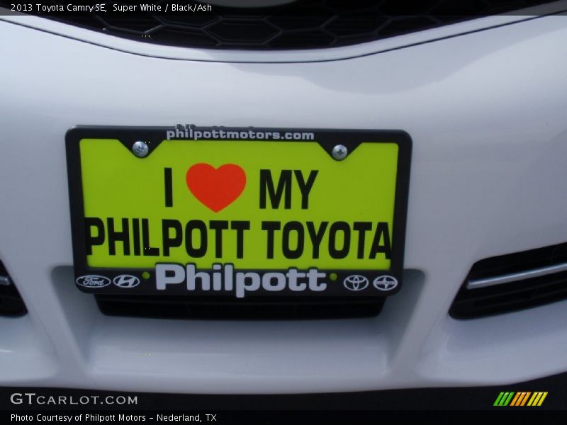 Super White / Black/Ash 2013 Toyota Camry SE