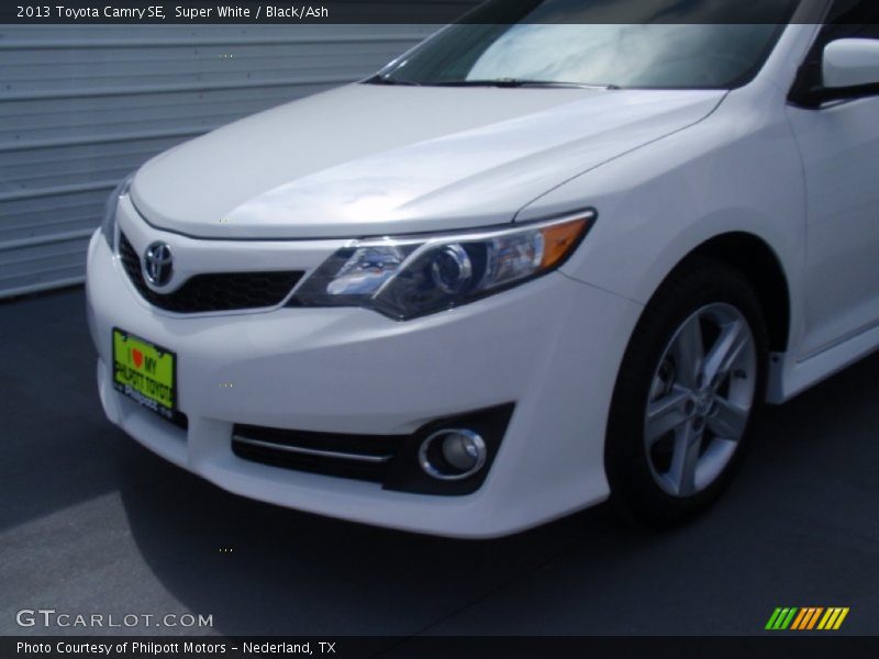 Super White / Black/Ash 2013 Toyota Camry SE