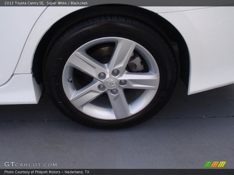 Super White / Black/Ash 2013 Toyota Camry SE