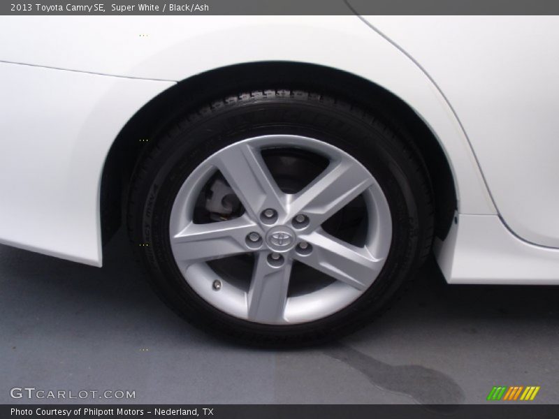 Super White / Black/Ash 2013 Toyota Camry SE