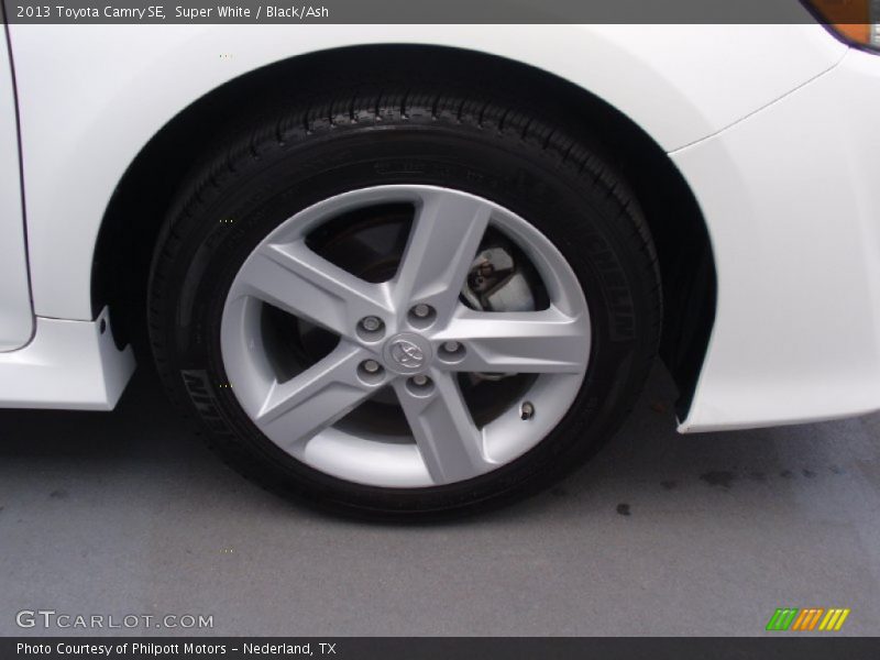 Super White / Black/Ash 2013 Toyota Camry SE