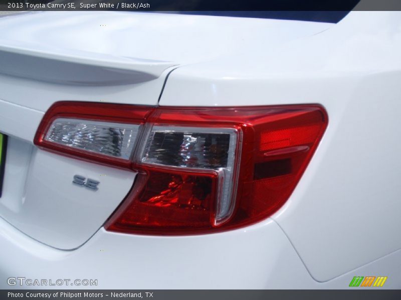 Super White / Black/Ash 2013 Toyota Camry SE