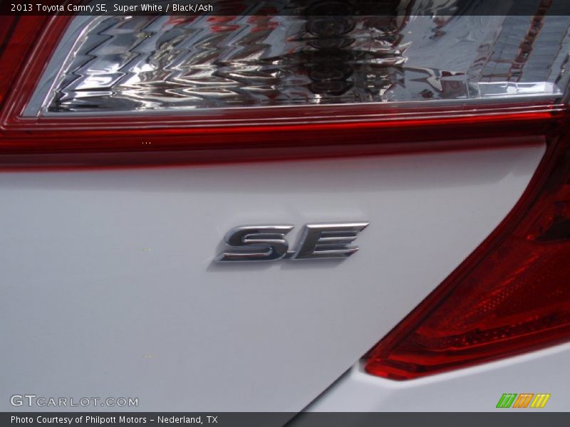 Super White / Black/Ash 2013 Toyota Camry SE