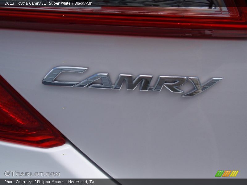 Super White / Black/Ash 2013 Toyota Camry SE