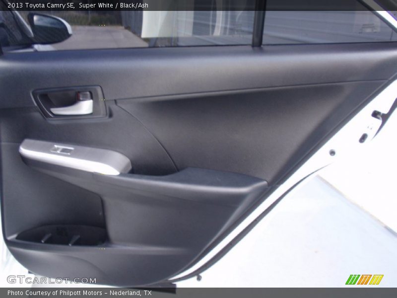 Super White / Black/Ash 2013 Toyota Camry SE