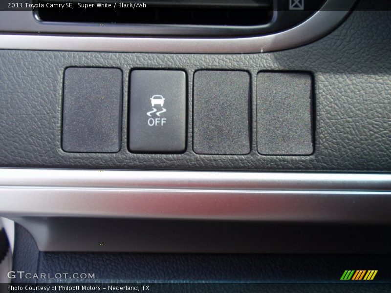 Super White / Black/Ash 2013 Toyota Camry SE