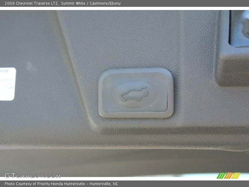 Summit White / Cashmere/Ebony 2009 Chevrolet Traverse LTZ
