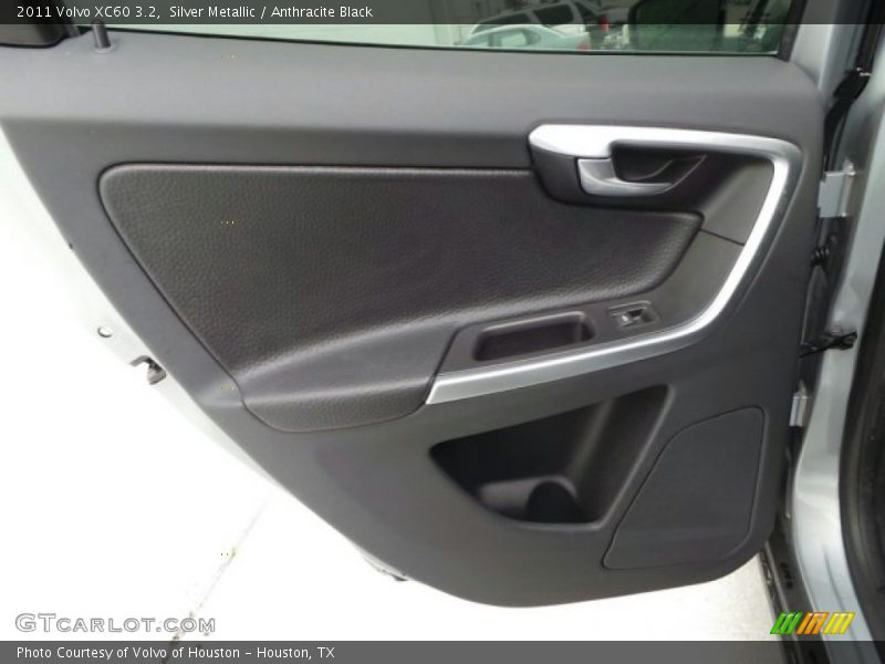 Silver Metallic / Anthracite Black 2011 Volvo XC60 3.2