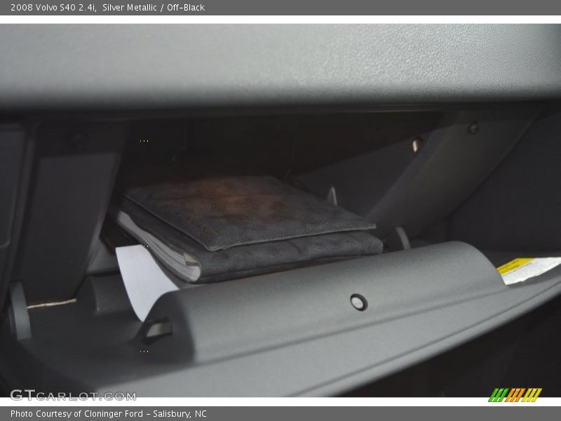 Silver Metallic / Off-Black 2008 Volvo S40 2.4i
