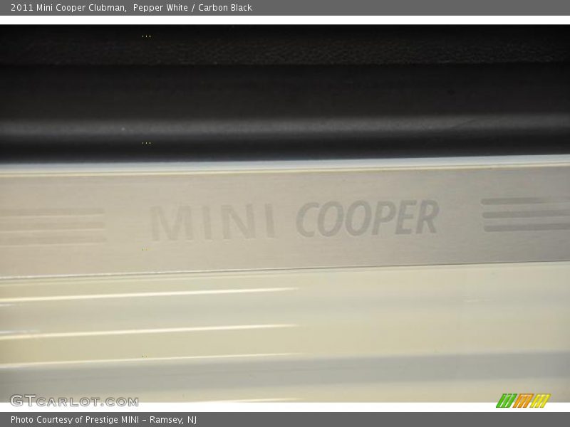 Pepper White / Carbon Black 2011 Mini Cooper Clubman