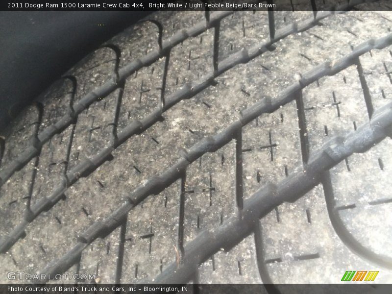 Bright White / Light Pebble Beige/Bark Brown 2011 Dodge Ram 1500 Laramie Crew Cab 4x4