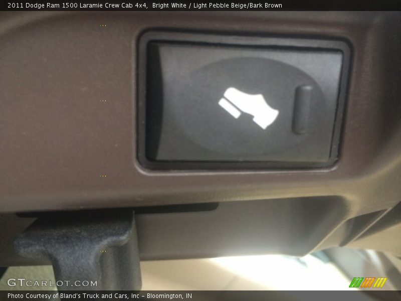 Bright White / Light Pebble Beige/Bark Brown 2011 Dodge Ram 1500 Laramie Crew Cab 4x4